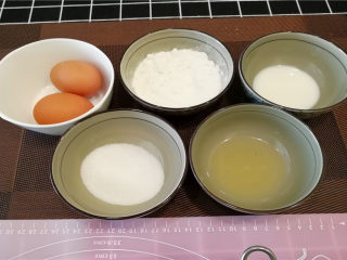 海绵小蛋糕,再看看今天要用到的食材：鸡蛋，牛奶，玉米油，低筋面粉，细砂糖