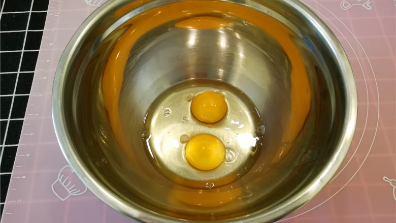 海绵小蛋糕,先把鸡蛋打入打蛋盆