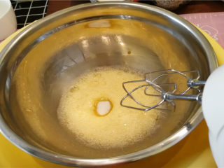 海绵小蛋糕,拿一个塑料盆装上热水，把打蛋盆放入热水中，这样可以让全蛋快速打发，然后分三次倒入细砂糖，搅打均匀