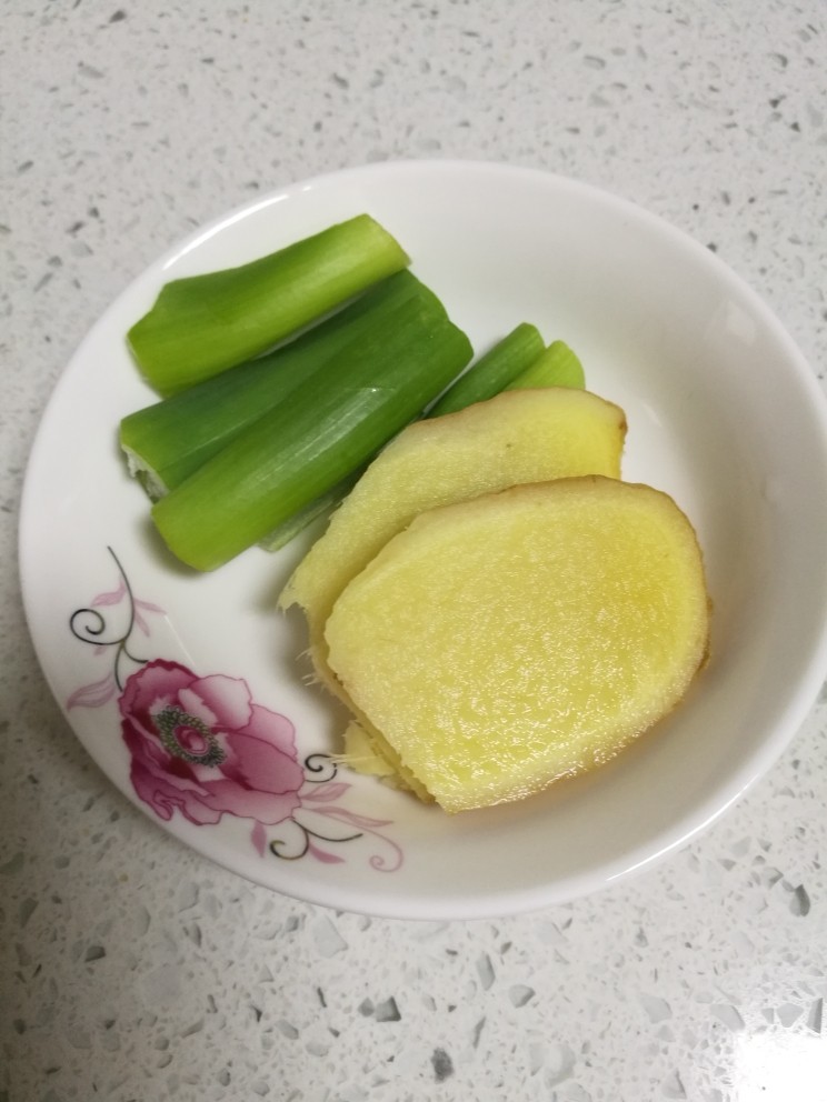 菜谱#黄芪莲子百合大枣排骨汤#(创建于9/12~2017),调料:葱、姜。