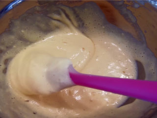 海绵小蛋糕,把牛奶油的混合物倒入面糊，快速翻拌均匀