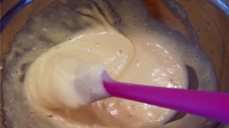 海绵小蛋糕,把牛奶油的混合物倒入面糊，快速翻拌均匀