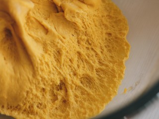 南瓜刺猬包,蒸包子的面一定要发酵到位，发酵至拉起面团，会有整齐细密的蜂窝状。