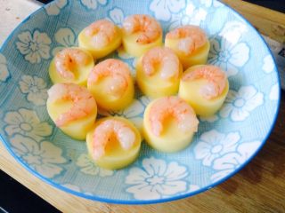 一个好看的蒸菜—虾仁玉子烧,按个放在日本豆腐的上面。