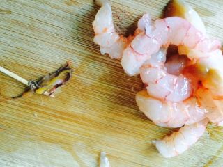 一个好看的蒸菜—虾仁玉子烧,然后海虾去虾线，放一点点盐，抓匀。