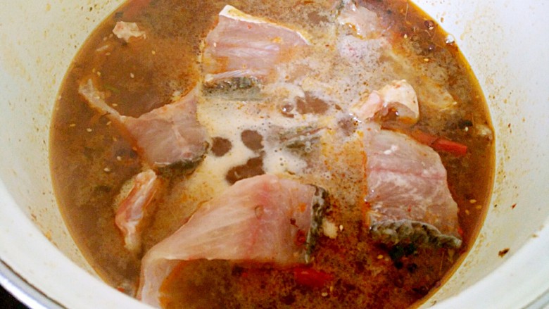 家常味儿~麻辣豆腐鱼,加入腌好的鱼块，中小火炖煮