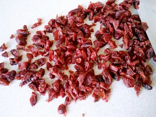 蔓越莓花生牛轧糖,50克免洗蔓越莓干，切碎备用