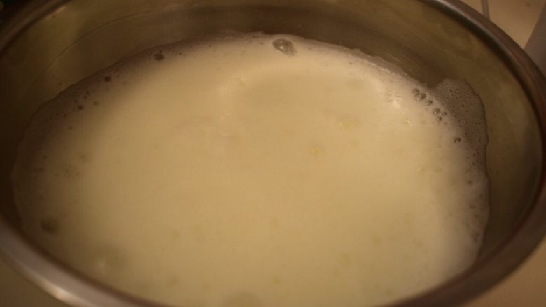 红茶戚风,烤箱开始150度预热，蛋白加入第二次糖打发泡泡细腻