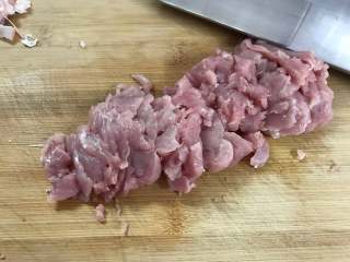 黑木耳炒肉片,猪里脊洗干净后切成薄片。