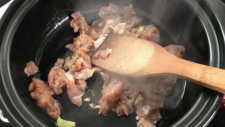 黑木耳炒肉片,放入腌好的肉片爆炒至肉片变色后盛出。