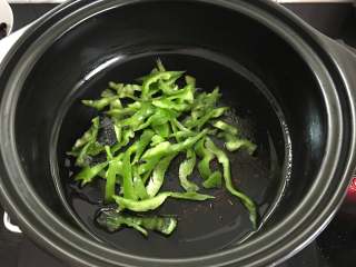 黑木耳炒肉片,锅中倒入少许油后把青椒放入翻炒。