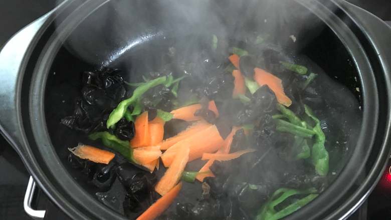 黑木耳炒肉片,再加入胡萝卜翻炒。