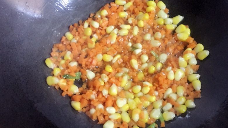 百变鸡蛋+蛋包饭,倒入胡萝卜丁翻炒至熟，再倒入焯熟的玉米粒翻炒几下。