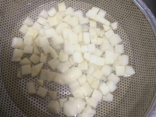 干煸焦香土豆,土豆削皮切块过水