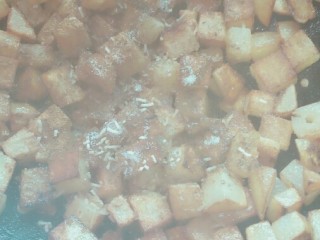 干煸焦香土豆,这样就煎熟了，加入盐，蘑菇鲜，花椒粉，五香粉，翻炒均匀