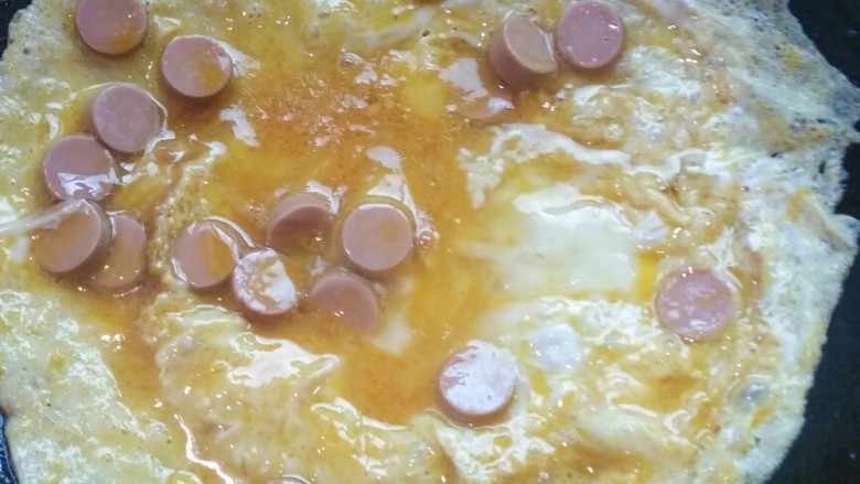 摊鸡蛋素炒饼,转动锅，让蛋液转圈均匀