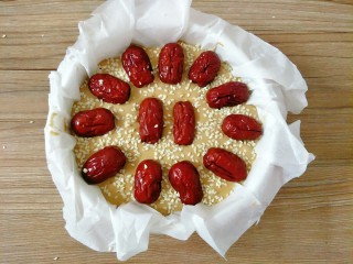 红糖年糕,装饰上红枣和白芝麻，我们这传统的还有放花生
