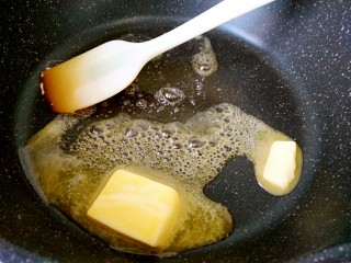 黑芝麻花生牛轧糖,黄油放锅里小火融化