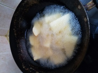 香芋扣肉,荔浦芋头下锅炸，油需要7成热，炸成外皮金黄色