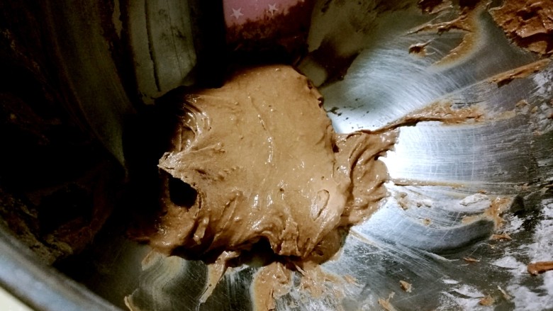 巧克力马芬蛋糕,用刮刀切拌均匀。不能用搅的，不然容易搅出筋。