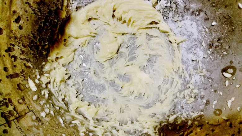巧克力马芬蛋糕,用电动打蛋器打发黄油和糖粉，至蓬松发白呈羽毛状