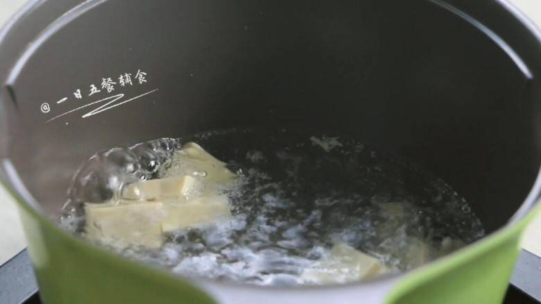 牛肉干贝鸡蛋豆腐羹,豆腐汤热水中焯30秒。