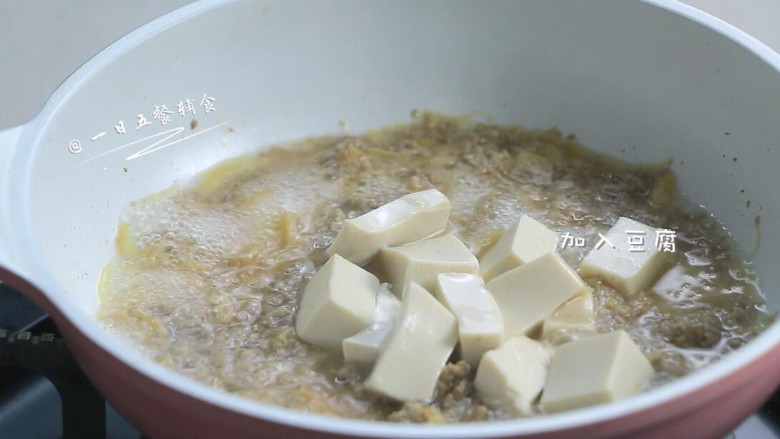 牛肉干贝鸡蛋豆腐羹,煮3分钟，加入豆腐，再一起煮5分钟，豆腐块再压压碎。
