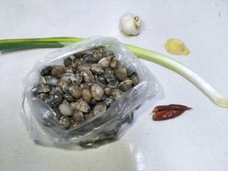 辣炒花蛤,准备食材:花甲，葱，蒜，姜，干辣椒等