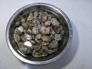 辣炒花蛤,如果花甲没吐干净，那就放在水里，加点盐，加点香油静等花甲吐沙。