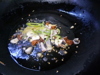 辣炒花蛤,然后放入葱姜蒜等爆锅。