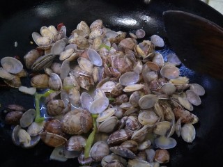 辣炒花蛤,最后翻炒均匀即可出锅。