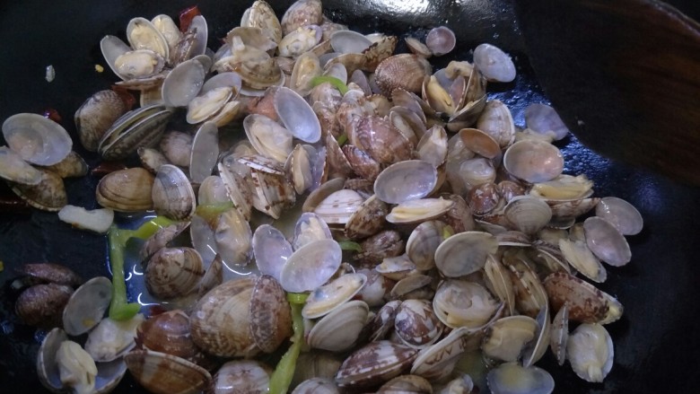 辣炒花蛤,最后翻炒均匀即可出锅。