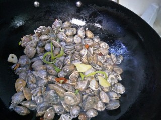 辣炒花蛤,翻炒均匀，盖上锅盖闷一两分钟。