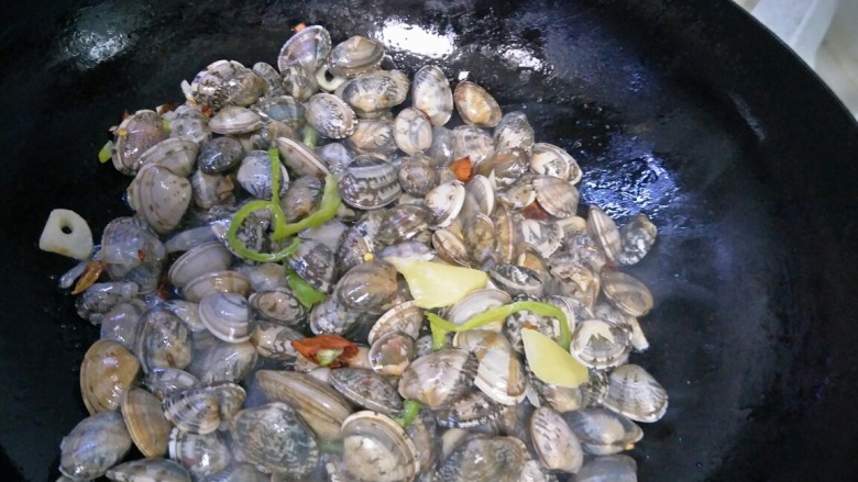辣炒花蛤,翻炒均匀，盖上锅盖闷一两分钟。