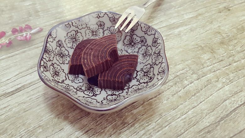 一根筷子就可以搞定的巧克力年轮蛋糕,开吃～（阿我的拍照技术的极限。。。）
