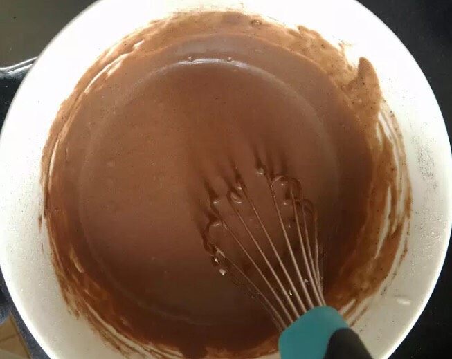 一根筷子就可以搞定的巧克力年轮蛋糕,将打发的蛋清分2次加入到巧克力糊中～搅拌均匀～不是转圈圈的搅拌，是上下翻动或者Z字形～