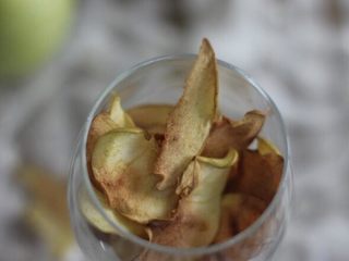 换个吃法吃苹果：烤苹果片！,今天要做的成品图，酥脆的烤苹果片！