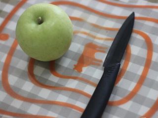 换个吃法吃苹果：烤苹果片！,苹果切开，可以用小刀顺着苹果边缘切开。
