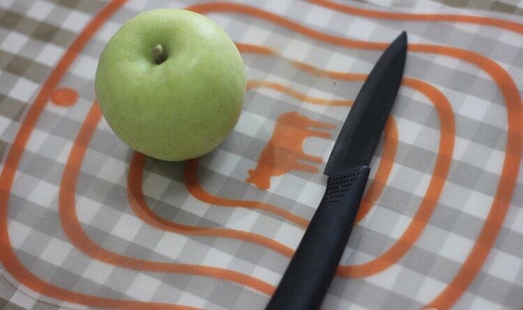换个吃法吃苹果：烤苹果片！,苹果切开，可以用小刀顺着苹果边缘切开。