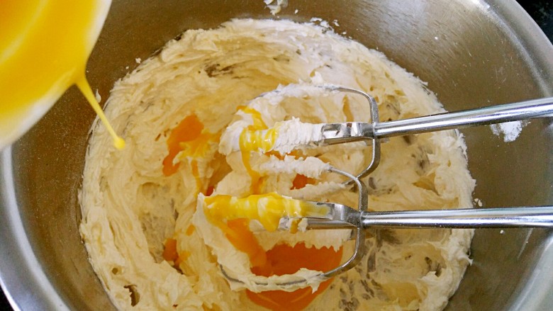 曲奇饼干,分次加入蛋液，每次打发均匀，再加下一次蛋液。