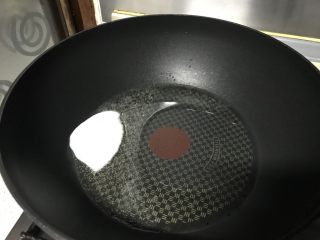 家常小炒—酸辣土豆丝,一小块猪油在热锅里融化。