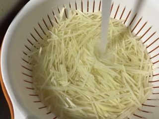 家常小炒—酸辣土豆丝,切成丝，或者叉成丝。浸泡在水中，因为土豆淀粉容易氧化变黑。