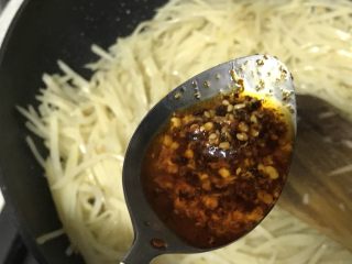 家常小炒—酸辣土豆丝,两汤匙辣椒油是我提前炸好的，有四川麻椒味的，加入鸡精翻炒均匀。