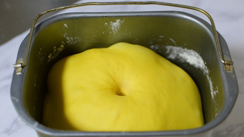 南瓜紫薯面包,两个小时以后，面团发酵到原面团的二倍大。