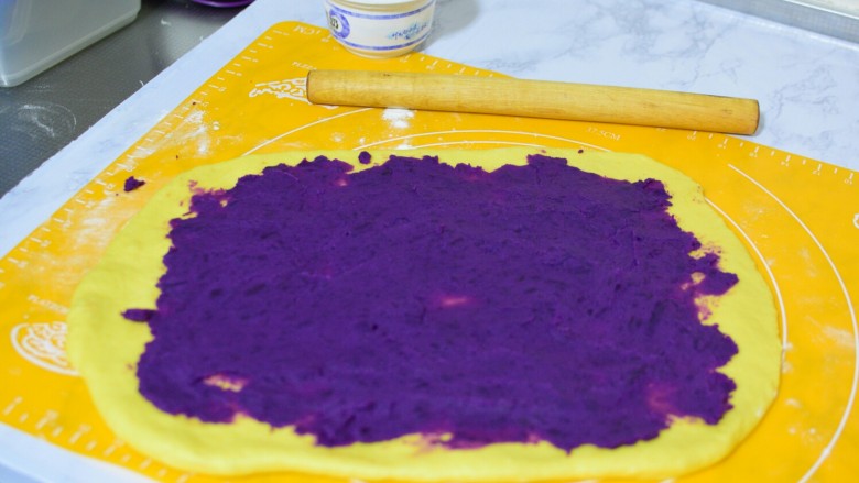 南瓜紫薯面包,将紫薯馅抹在大面片上。