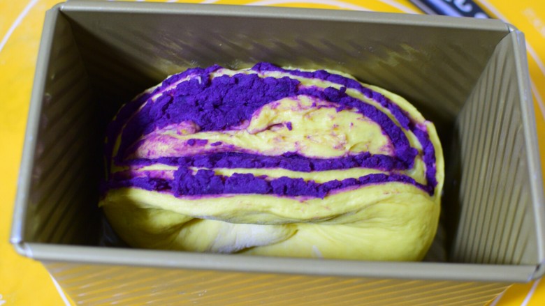南瓜紫薯面包,放入模具