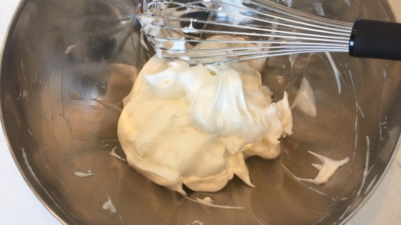 徒手打发戚风蛋糕,打发过程中，注意要用刮刀整理蛋白，周边打发不到的蛋白会比较粗糙，如果没有处理，做出来的戚风蛋糕将会呈蘑菇云状。
