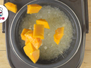 电饭煲银耳炖木瓜,打开电饭煲，放入木瓜块、冰糖50g，继续炖煮10分钟