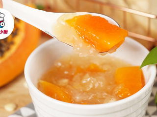 电饭煲银耳炖木瓜,将煮好的银耳木瓜汤搅拌均匀，盛出即可享用