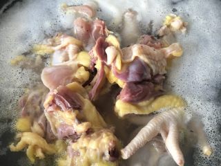 竹荪鸡汤,土鸡切成块，放进开水锅里焯去血水。